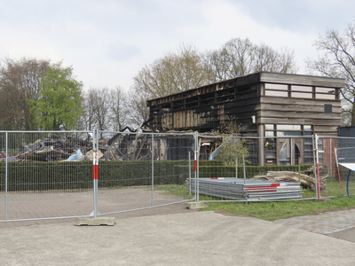907016 Gezicht op het op 19 april 2023 volledig afgebrande gemeentelijk kantoor (Groenewoudsedijk 2) te Utrecht.N.B. ...